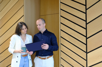 photo d'un expert-comptable et sa cliente