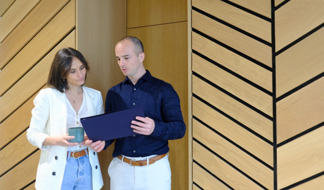 photo d'un expert-comptable et sa cliente
